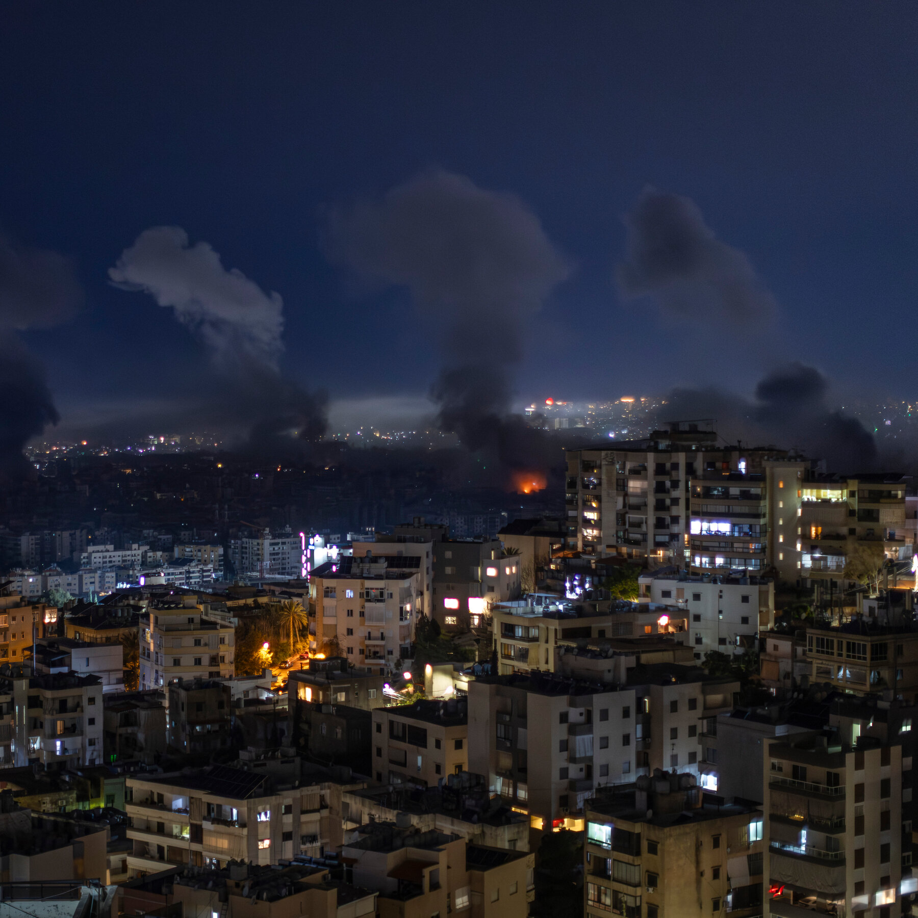 Kapal tanker melintasi perairan Teluk Persia, jalur vital bagi pengiriman minyak global yang kini terancam oleh meningkatnya serangan di kawasan.