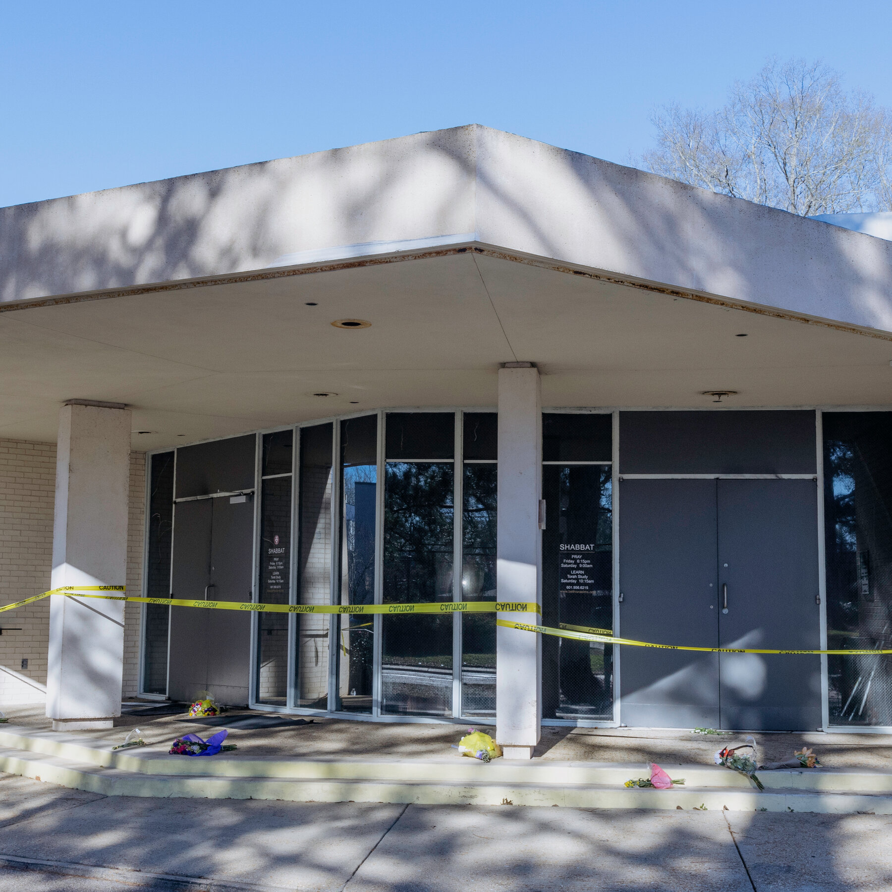 Keamanan ketat diberlakukan di sekitar sinagoge di berbagai kota menyusul lonjakan insiden antisemitik global.