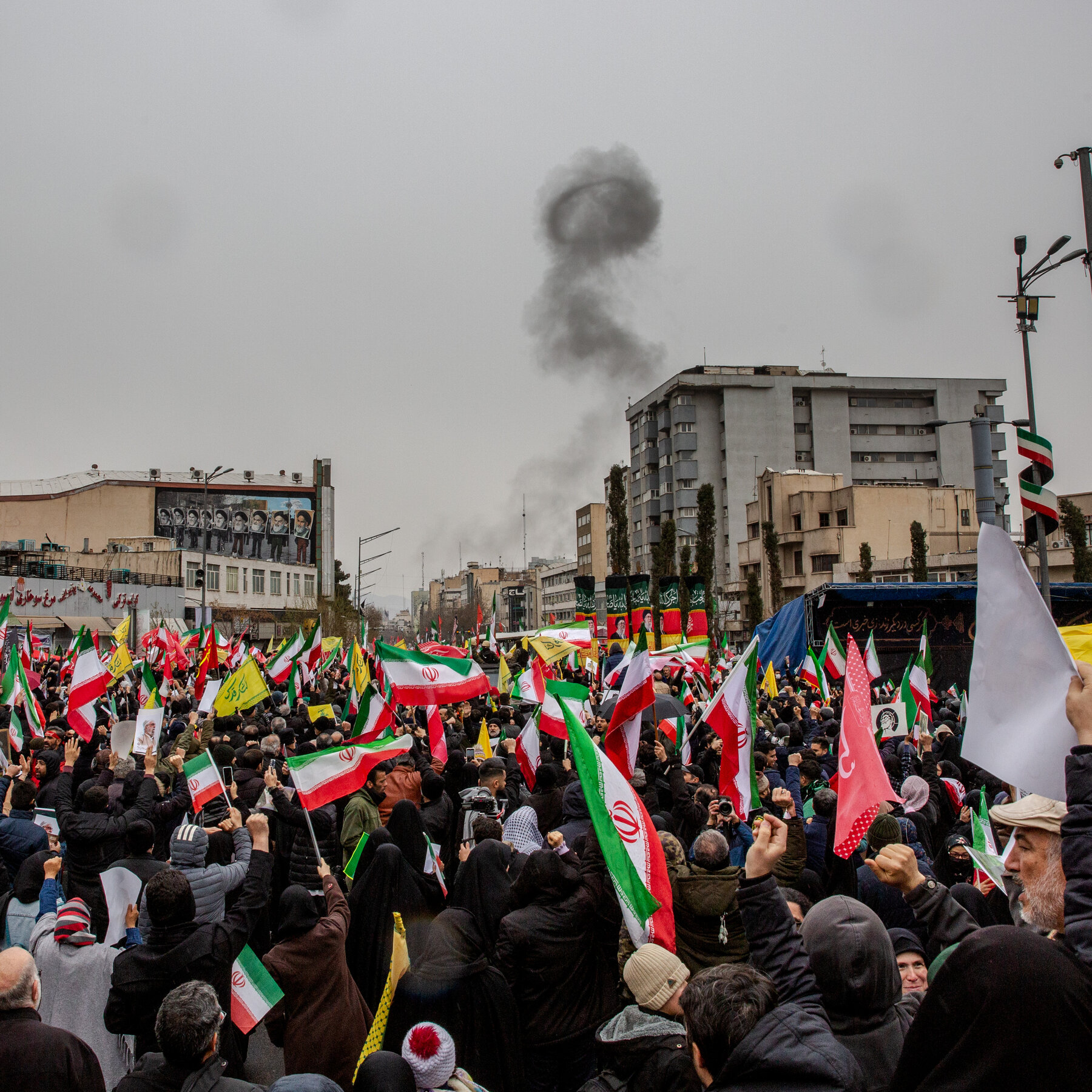 Ribuan demonstran Iran mengibarkan bendera Palestina dan spanduk anti-Amerika Serikat di Tehran, menyuarakan perlawanan terhadap kebijakan Barat dan Israel.
