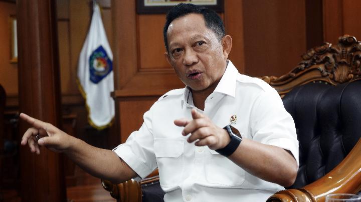 Menteri Dalam Negeri Tito Karnavian menyampaikan kesepakatan para menteri terkait kebijakan WFH satu hari sepekan, menunggu persetujuan Presiden Prabowo Subianto.