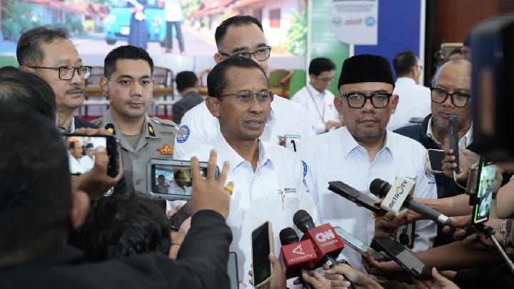 Petugas BPJS Kesehatan melayani peserta JKN di salah satu fasilitas kesehatan, menekankan komitmen mereka menjaga akses layanan tetap optimal selama periode libur Lebaran 2026 yang identik dengan mobilitas tinggi.