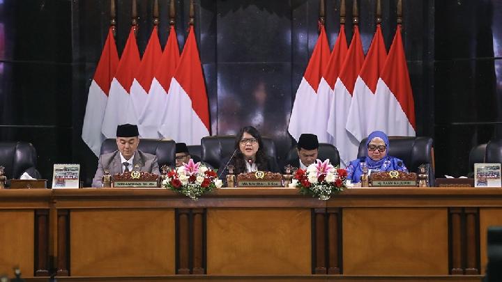 Anggota DPRD DKI Jakarta sedang mengikuti rapat pembahasan legislasi strategis terkait masa depan pembangunan kota.