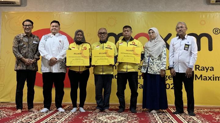 Maxim memberikan apresiasi berupa Bonus Hari Raya kepada lebih dari 50.000 mitra pengemudi di seluruh Indonesia sebagai bentuk pengakuan atas kontribusi mereka terhadap perkembangan perusahaan.