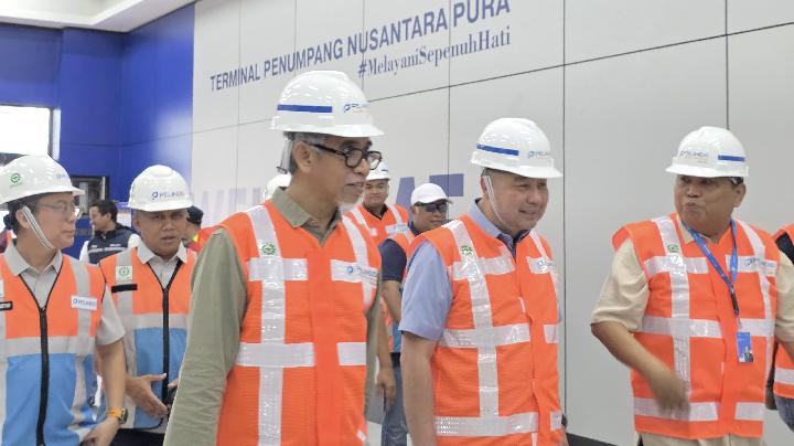 Petugas Pelindo tengah memantau aktivitas pelabuhan di salah satu terminal selama periode peak season angkutan Lebaran.