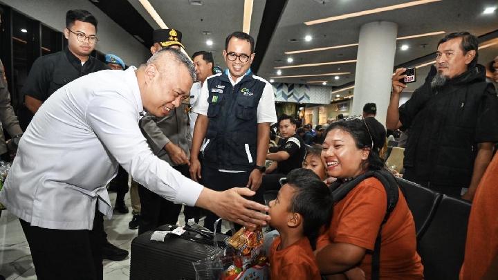 Menteri Perhubungan Dudy Purwagandhi (tengah) meninjau fasilitas dermaga di Pelabuhan Merak, Banten, pada 16 Maret 2026, dalam rangka memastikan kesiapan infrastruktur dan layanan untuk kelancaran arus mudik Lebaran 2026.