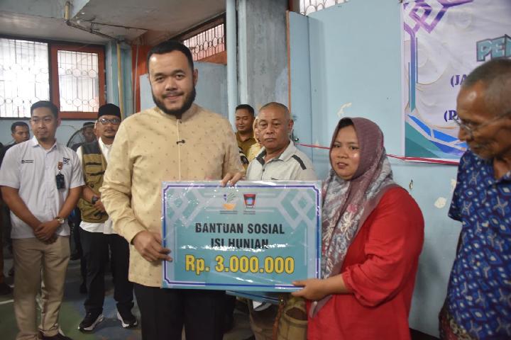 Wali Kota Padang Fadly Amran (kedua dari kiri) secara simbolis menyerahkan bantuan dari Presiden Prabowo Subianto kepada salah satu perwakilan korban bencana hidrometeorologi di Kota Padang, sebagai wujud kepedulian pemerintah.