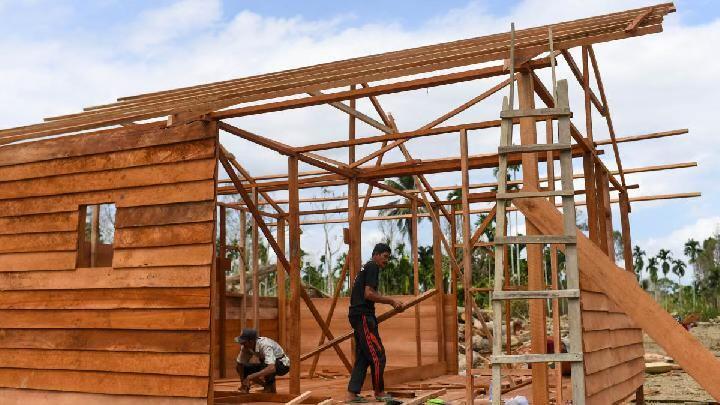 Warga dan aparat bergotong royong membangun hunian sementara (huntara) di Desa Gewat, Aceh Tengah, menunjukkan semangat kebersamaan dalam pemulihan pascabencana di wilayah berakses sulit.