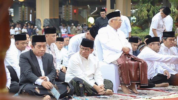 Ketua DPRD DKI Jakarta bersama jajaran dan warga kota melaksanakan Salat Idul Fitri, memperkuat semangat persatuan di Balaikota.