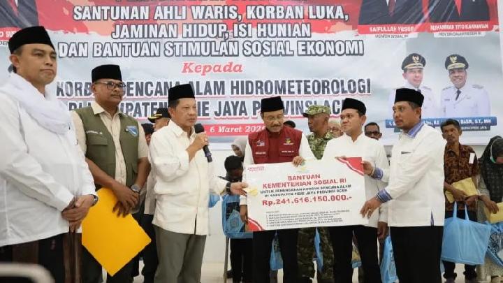 Petugas menyalurkan bantuan sosial kepada warga terdampak di salah satu wilayah di Sumatera, bagian dari upaya percepatan pemulihan ekonomi.