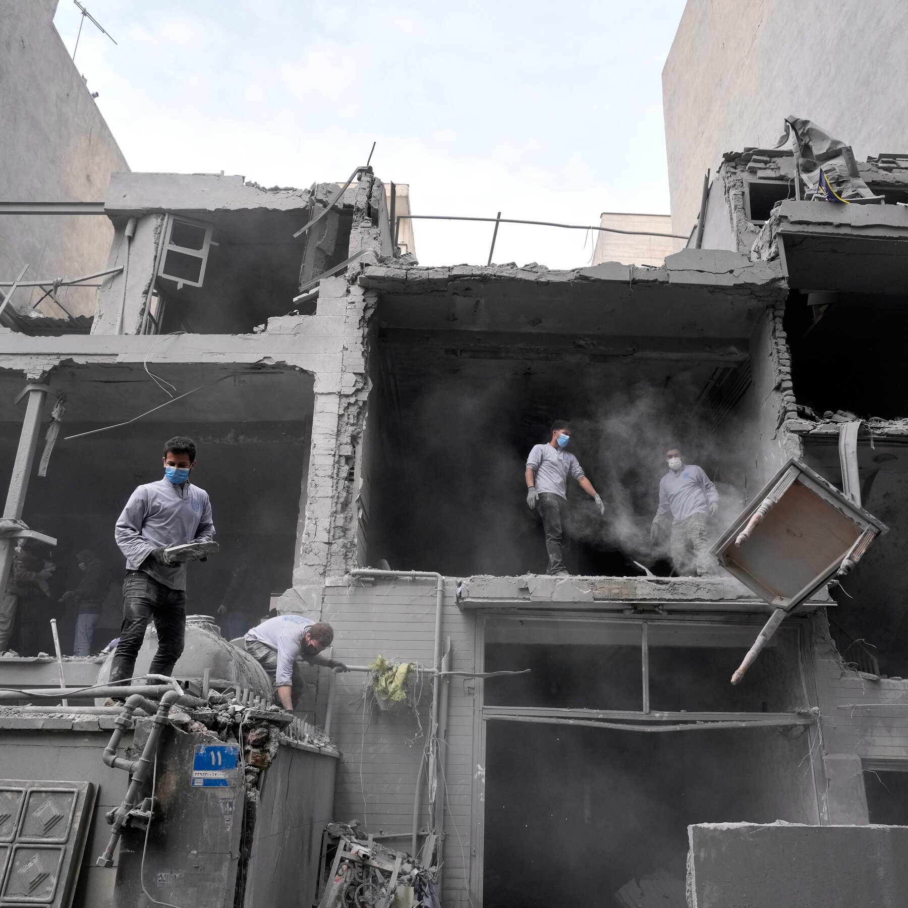 Ketegangan di Timur Tengah memuncak dengan serangan Israel terhadap Iran dan retorika keras seputar Selat Hormuz yang strategis.