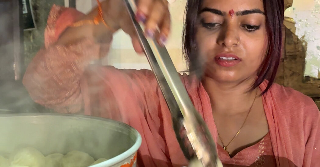 Para koki di sebuah restoran di India beradaptasi dengan metode memasak tradisional menggunakan tungku arang sebagai respons terhadap krisis pasokan LPG.