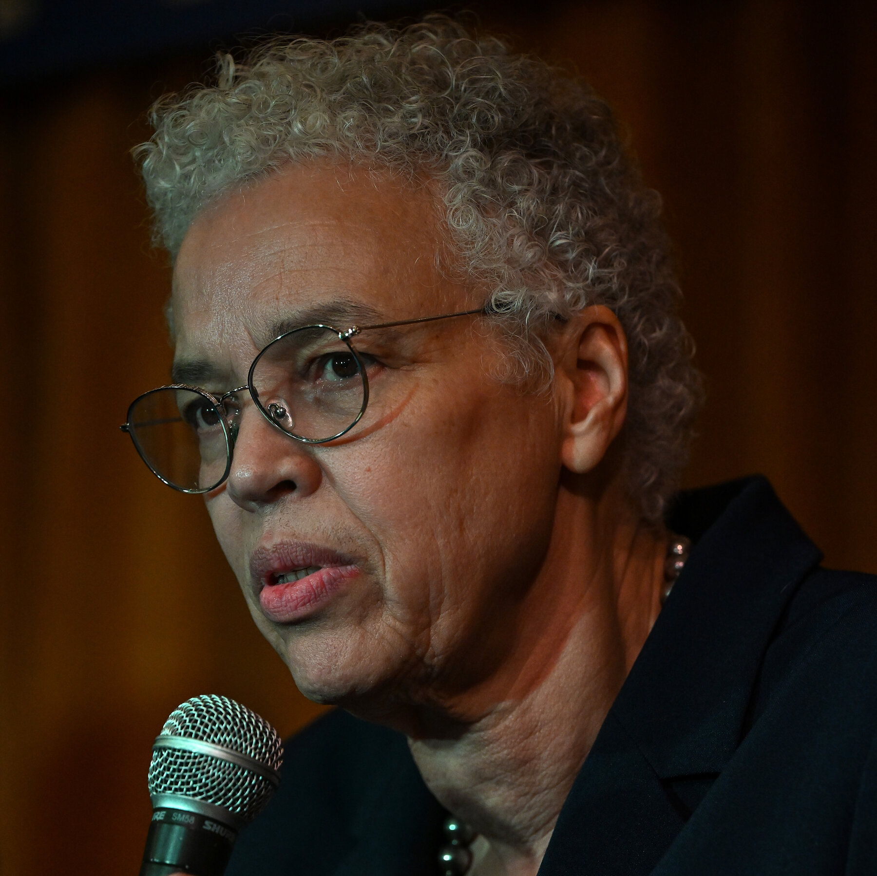 Toni Preckwinkle, Presiden Dewan Cook County, menyampaikan pidato kemenangannya setelah pemilihan primer yang sengit.