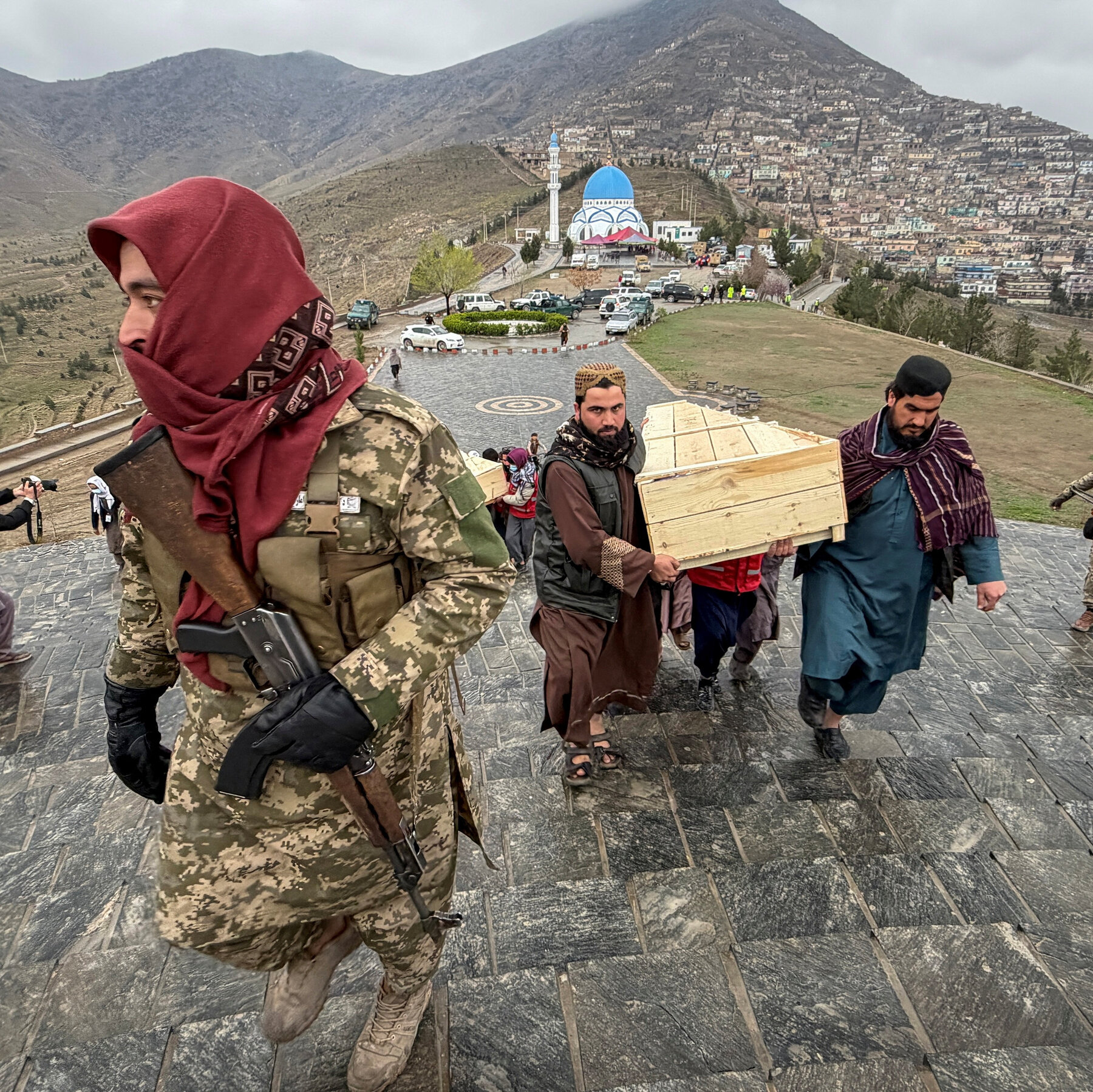 Puing-puing sebuah bangunan di Kabul yang diduga menjadi sasaran serangan udara pada hari Senin.