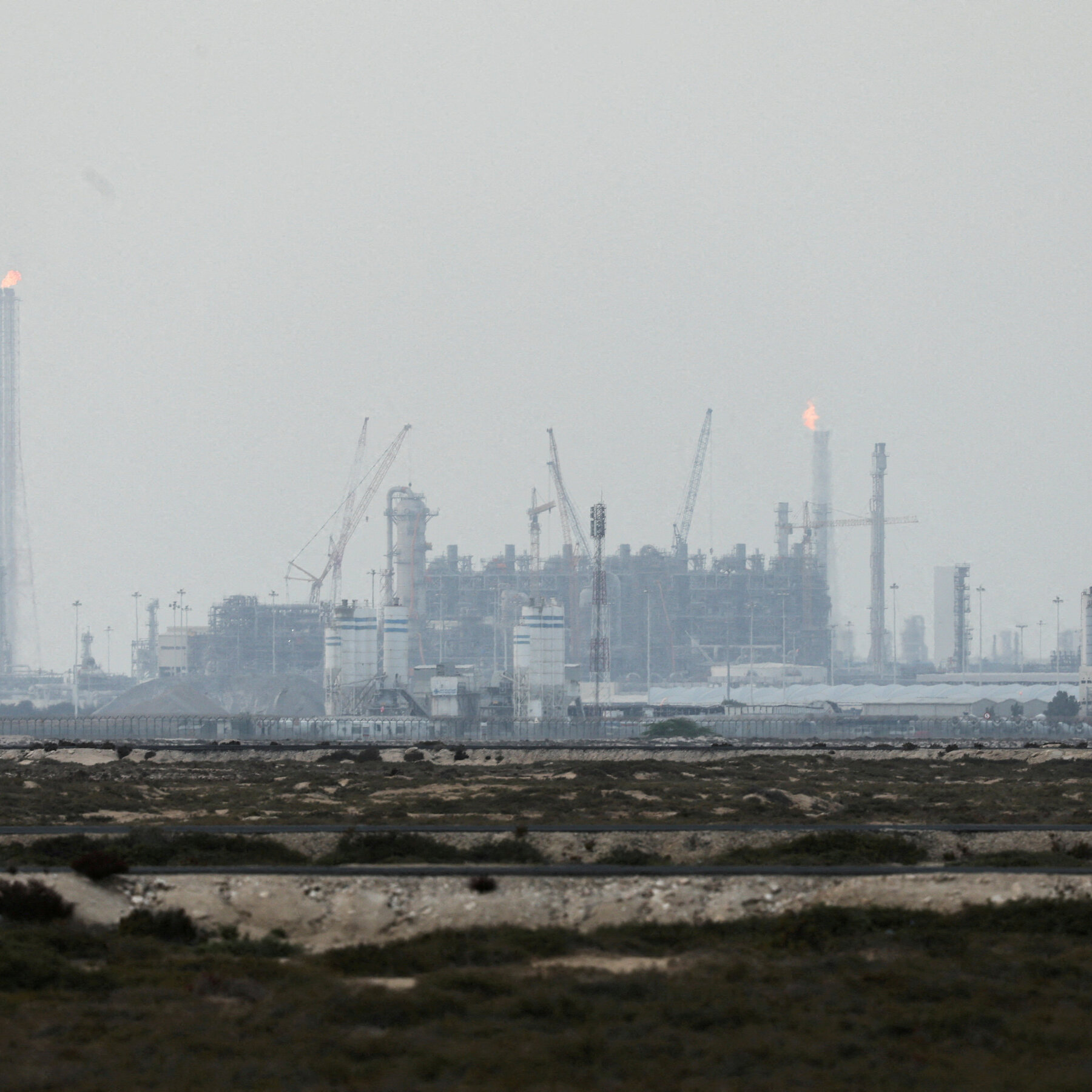 Fasilitas gas alam di Teluk, seperti yang diserang, menjadi tulang punggung pasokan energi global. Ketidakpastian geopolitik kini mengancam stabilitasnya dan memicu lonjakan harga komoditas. (Ilustrasi)