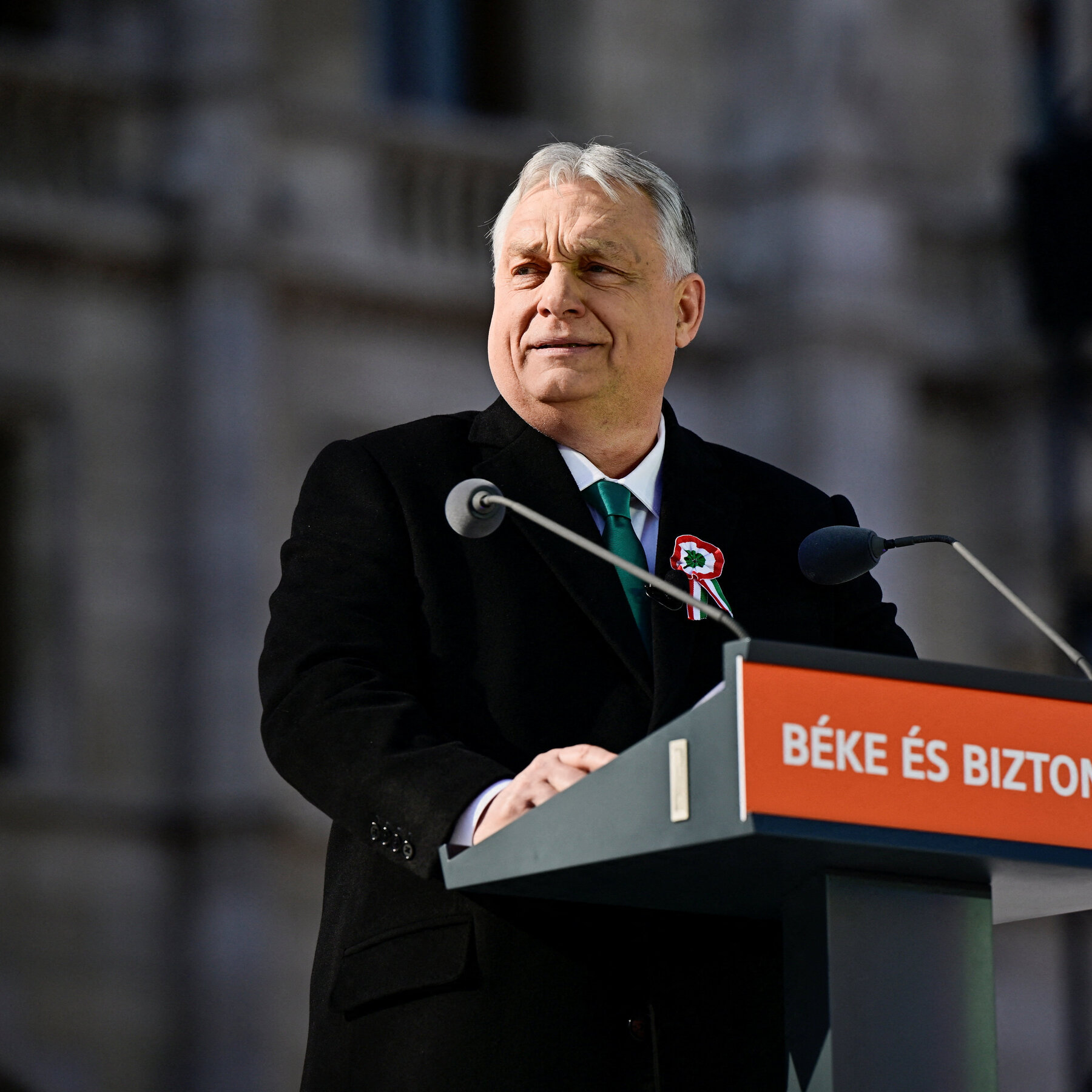 Perdana Menteri Hongaria Viktor Orban (kiri) saat menghadiri pertemuan Uni Eropa. Sikapnya yang memblokir dana bantuan untuk Ukraina menuai kritik dan dijadikan strategi politik jelang pemilu di negaranya.