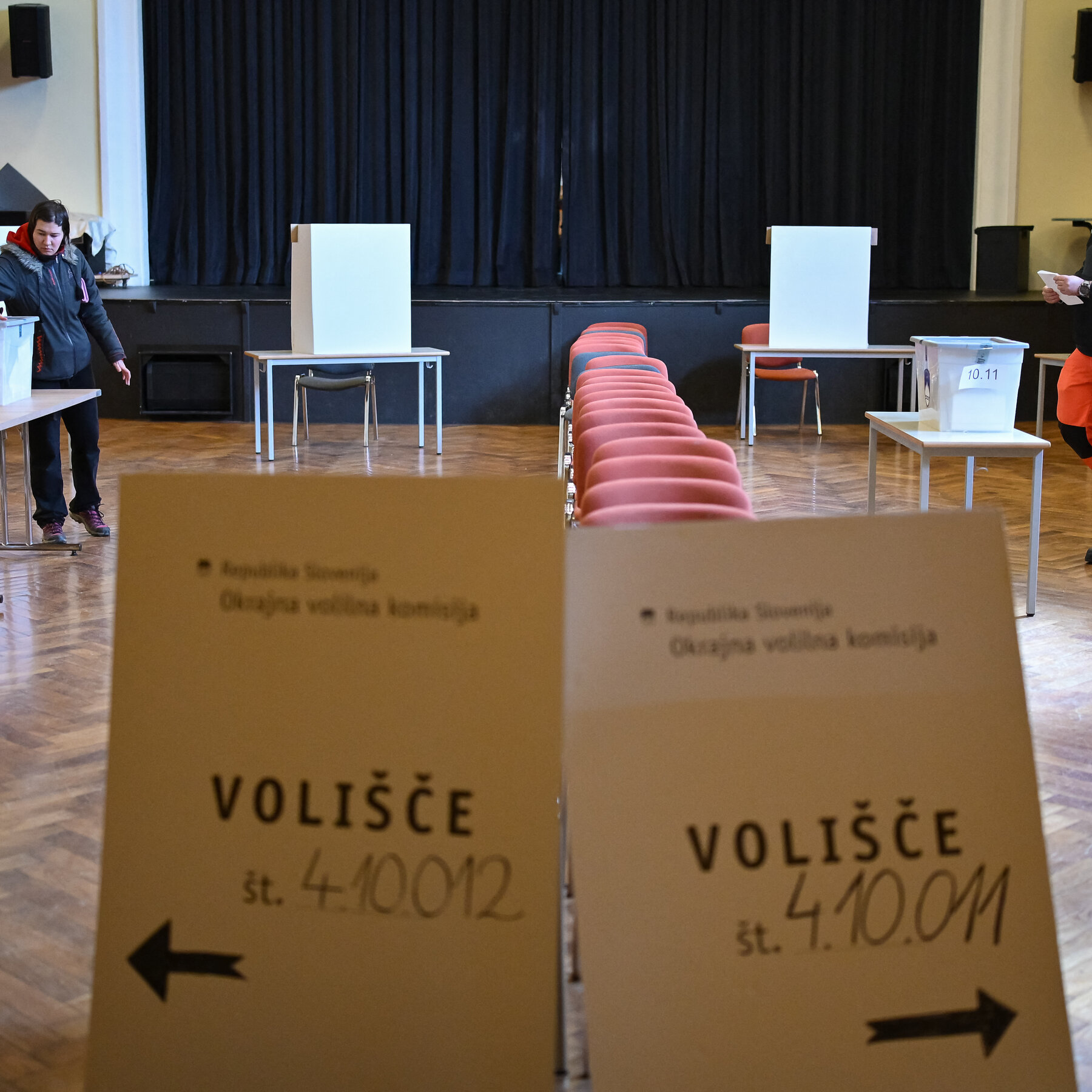 Proses perhitungan suara pemilu Slovenia yang ketat, mencerminkan polarisasi politik dan memicu negosiasi koalisi yang intens.