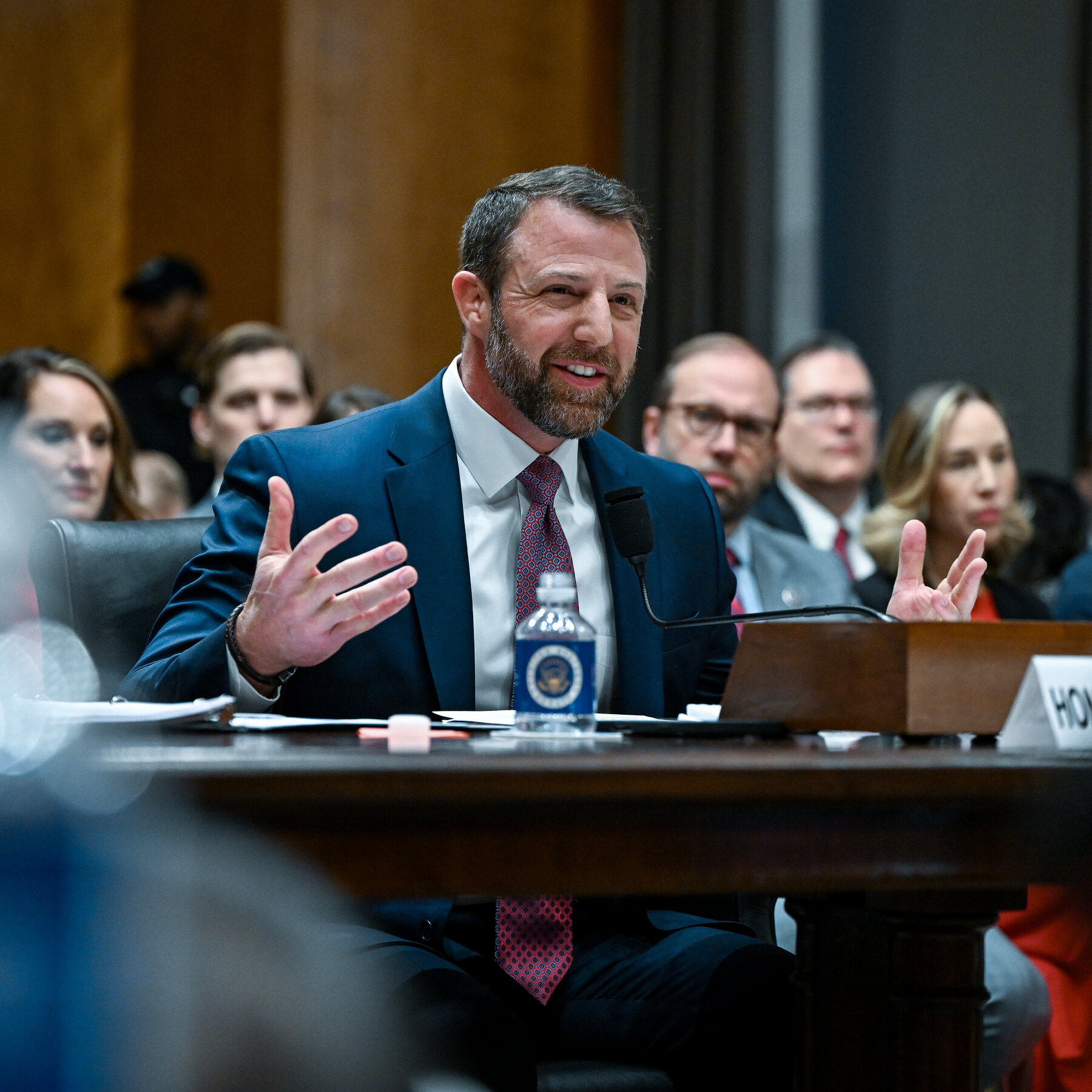 Senator Markwayne Mullin dalam sebuah pertemuan di Capitol Hill, dikenal karena kemampuannya menjalin hubungan lintas partai.