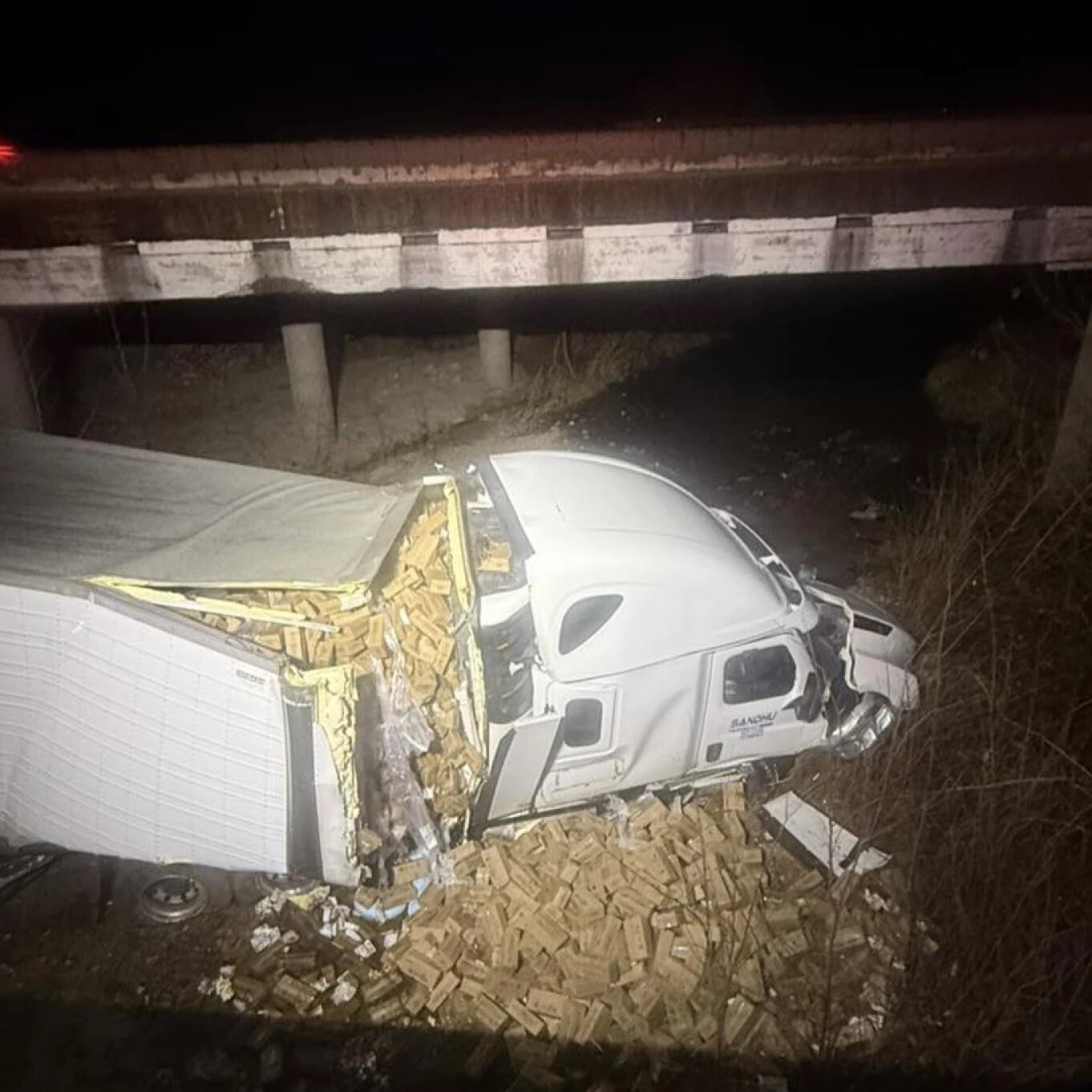 Truk pengangkut 20 ton tahu yang terperosok ke jurang menjadi sumber bau tak tertahankan di Jerome, Missouri, memicu kekhawatiran lingkungan dan kesehatan warga.