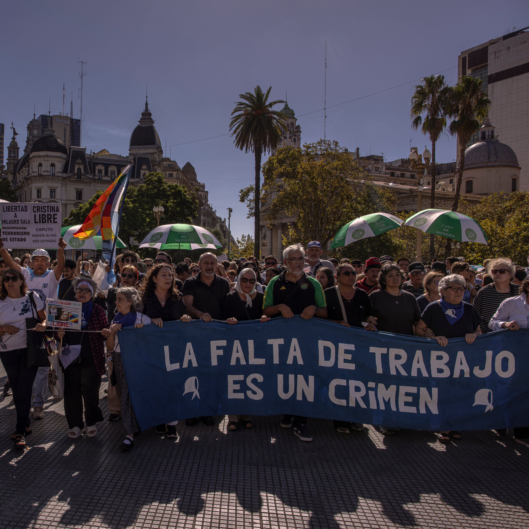 Aksi protes menuntut keadilan bagi korban Perang Kotor di Buenos Aires, Argentina. Kebijakan pemerintah yang memangkas dana HAM dikhawatirkan mengikis ingatan sejarah.