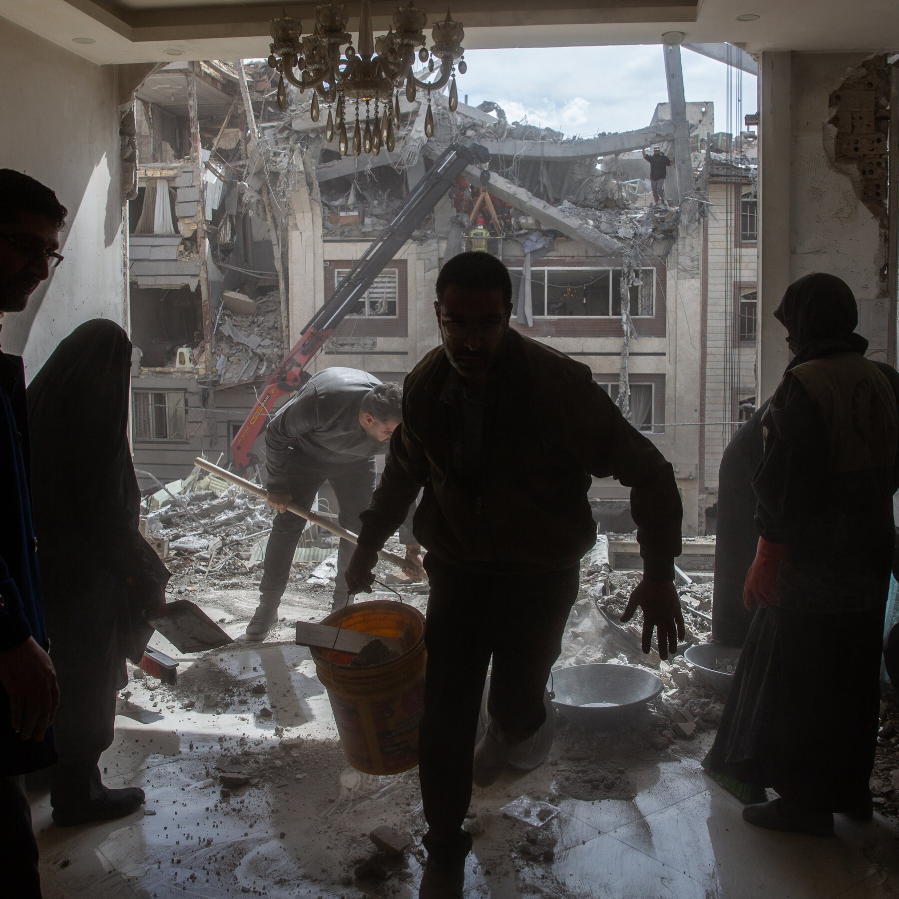 Kapal tanker melintasi perairan strategis Selat Hormuz di tengah meningkatnya ketegangan regional. Iran menegaskan kontrol atas jalur pelayaran vital ini menyusul dugaan serangan di wilayahnya.