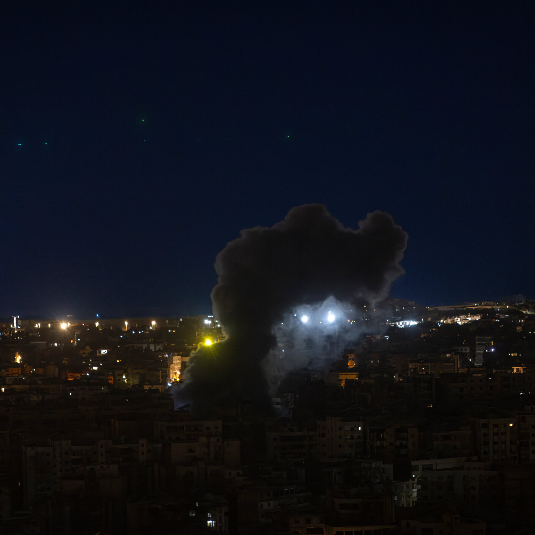 Sejumlah personel militer Amerika Serikat berpatroli di sebuah pangkalan di Timur Tengah. Pengerahan pasukan tambahan bertujuan menjaga stabilitas di tengah meningkatnya ketegangan di kawasan tersebut.