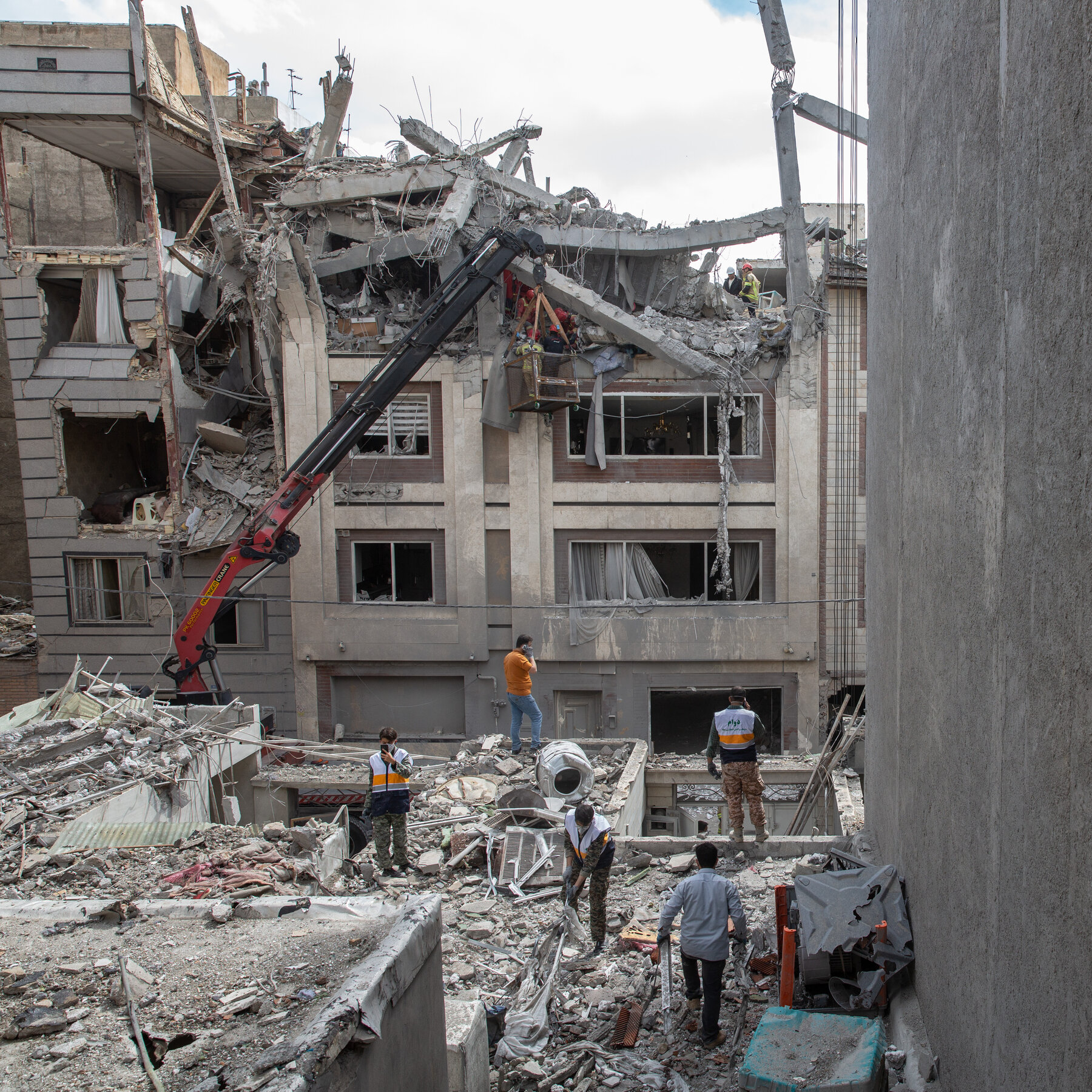 Presiden Donald Trump saat memberikan pernyataan terkait kebijakan luar negeri AS di Washington. Pada kesempatan terpisah, para diplomat G7 terlihat sedang berdiskusi intensif mengenai keamanan maritim global.