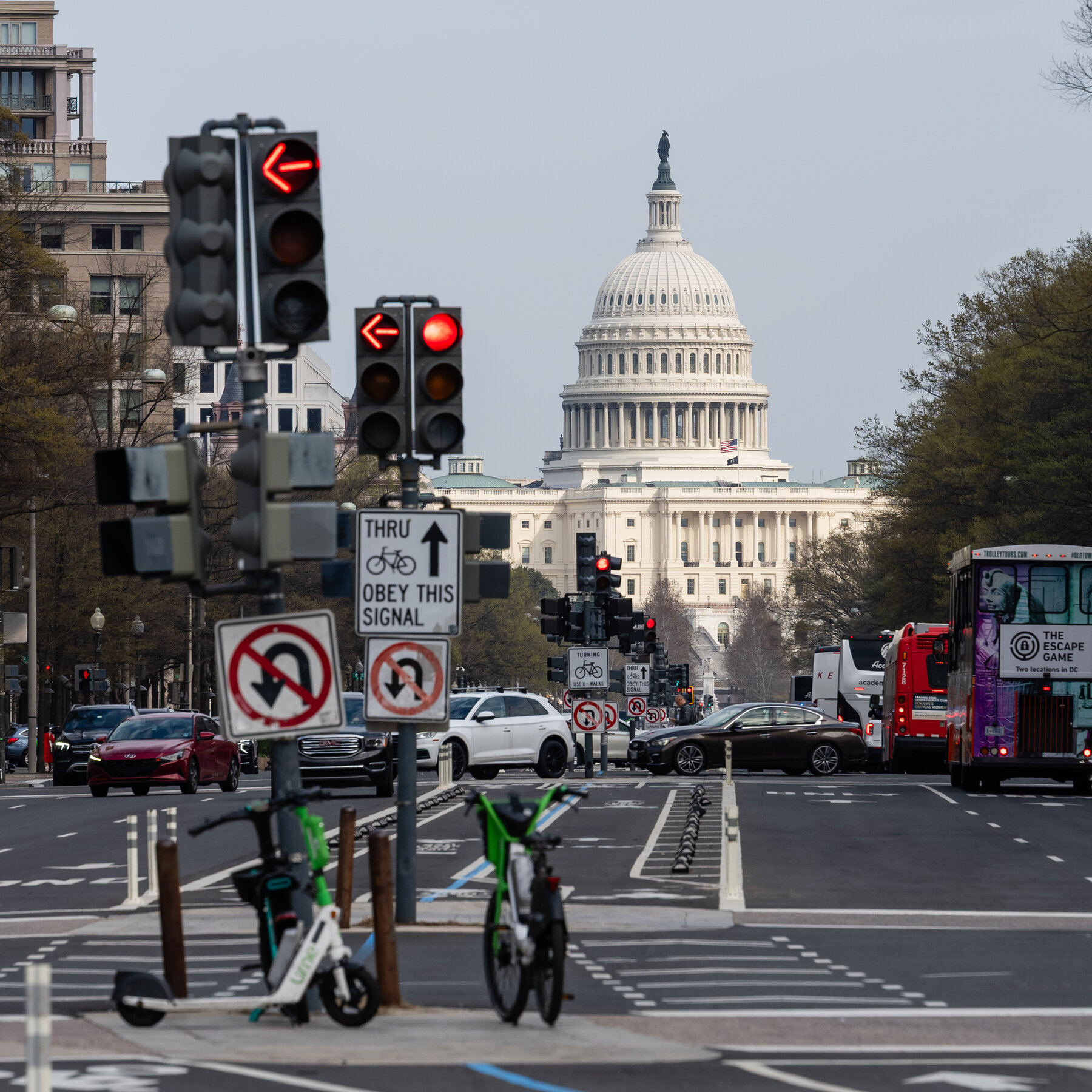Gedung Capitol Amerika Serikat, pusat legislatif di mana Senat dan Dewan Perwakilan Rakyat berdebat dan meloloskan undang-undang anggaran vital.