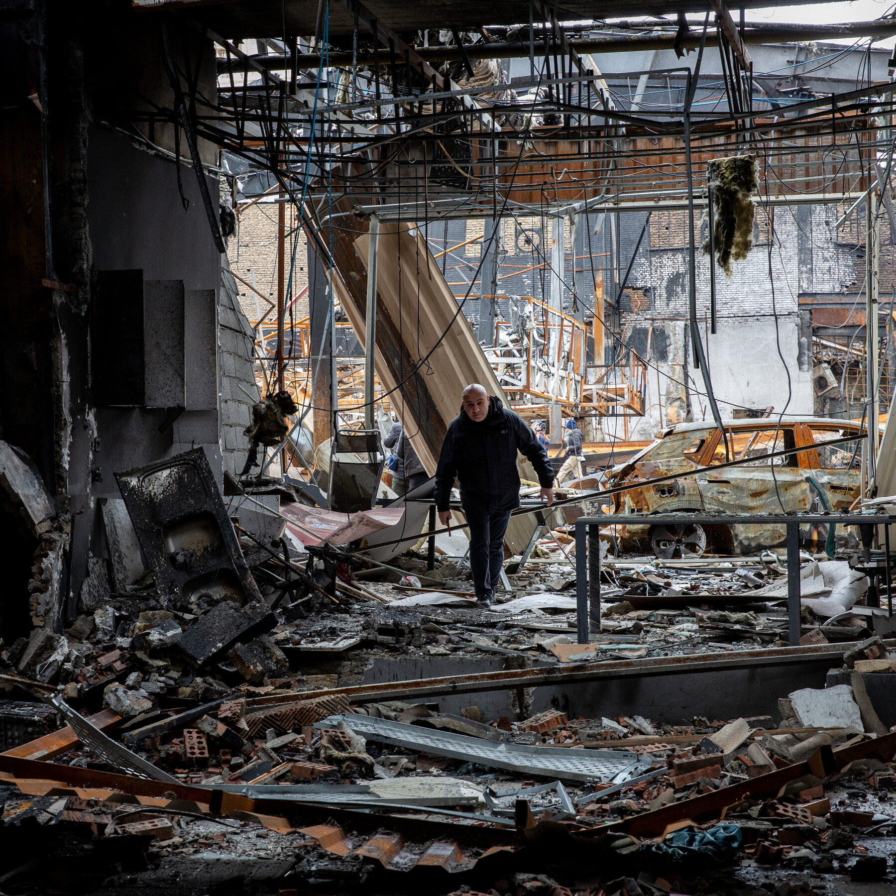 Kendaraan tempur dan pasukan AS dalam latihan di Timur Tengah. Pangkalan militer di Arab Saudi menjadi target serangan yang melukai dua lusin tentara Amerika, meningkatkan ketegangan regional.