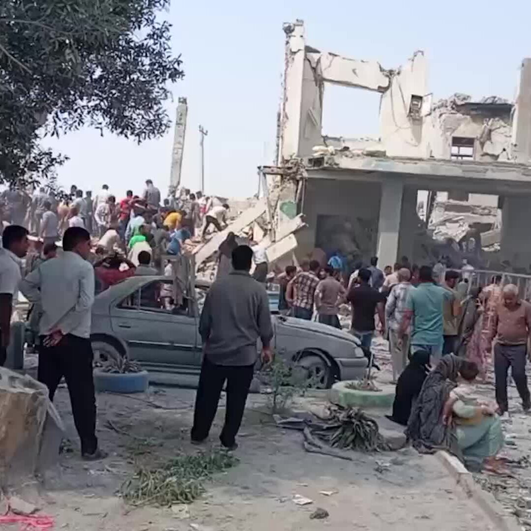 Tim penyelamat mencari korban di antara puing-puing bangunan yang hancur setelah serangan udara di wilayah yang diklaim Iran sebagai sekolah di Minab. Pemandangan pilu ini memperlihatkan dampak mengerikan pada infrastruktur sipil dan korban tak berdosa.