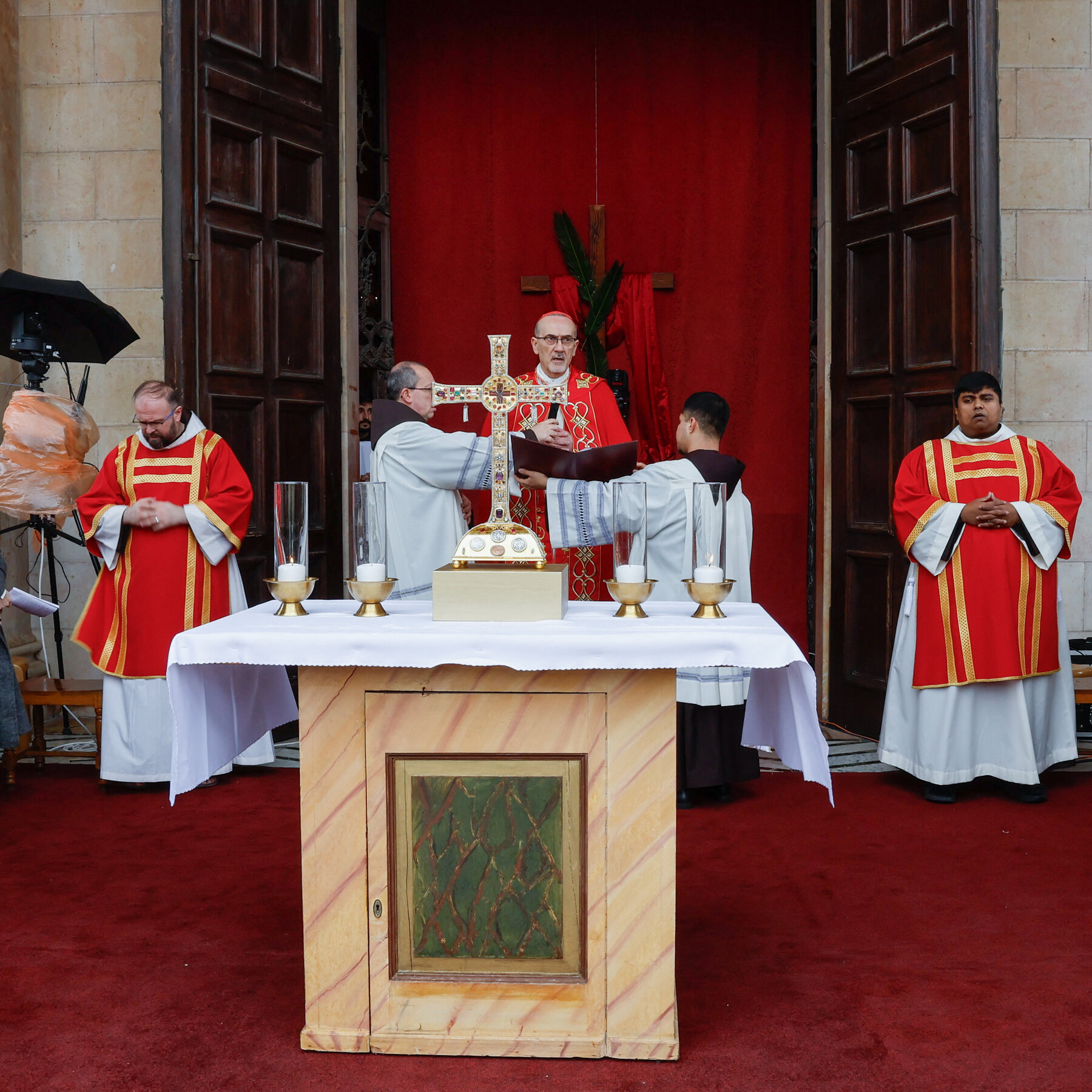 Petugas polisi Israel menghalangi akses para rohaniwan Katolik menuju Gereja Makam Kudus di Yerusalem untuk merayakan Misa Minggu Palma, sebuah insiden yang diklaim sebagai yang pertama dalam berabad-abad.