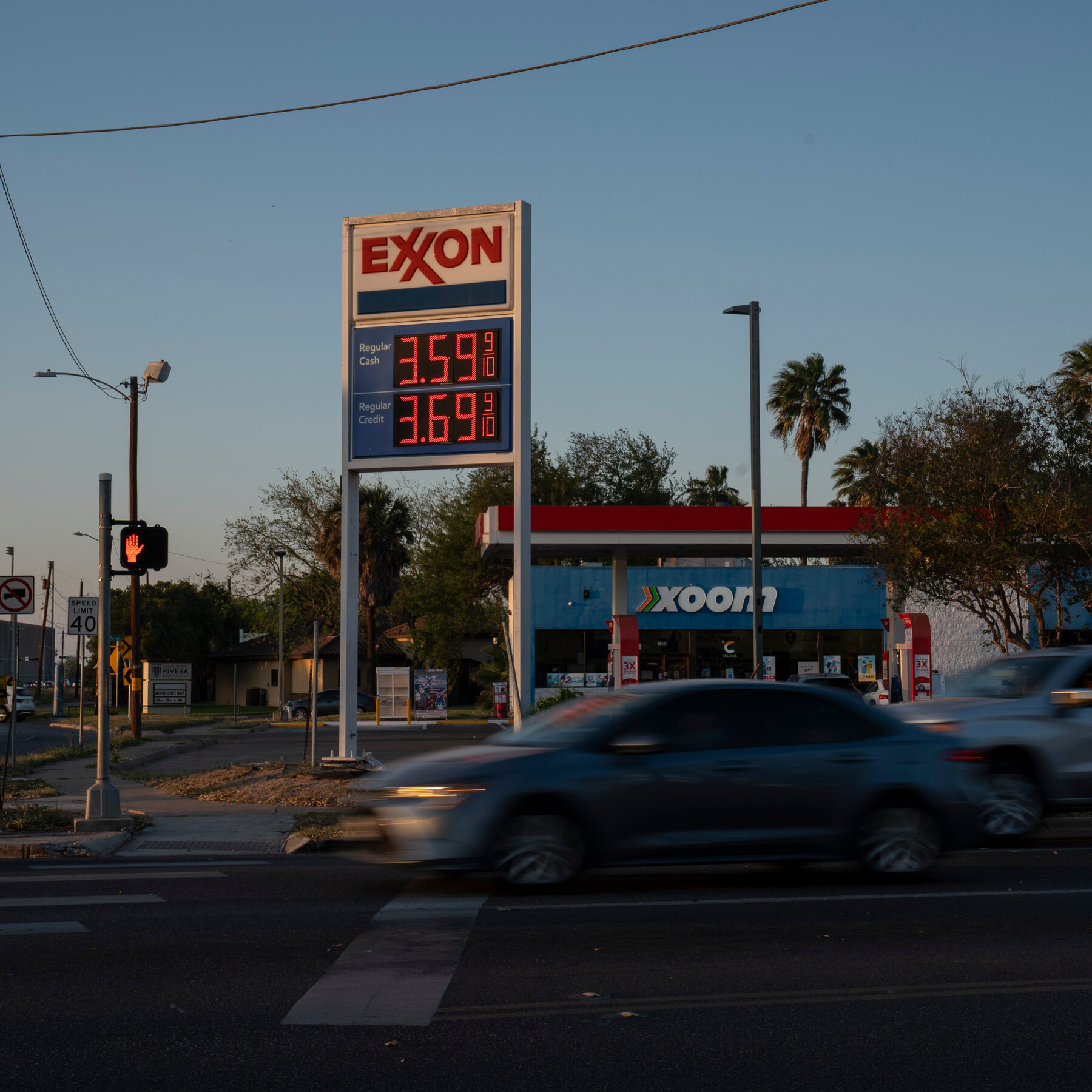 Keluarga Amerika menghadapi dilema liburan di tengah lonjakan harga bahan bakar dan biaya hidup yang terus meningkat.