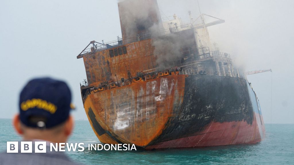 Kapal tanker minyak melintasi Selat Hormuz di tengah meningkatnya ketegangan geopolitik dan ancaman militer.