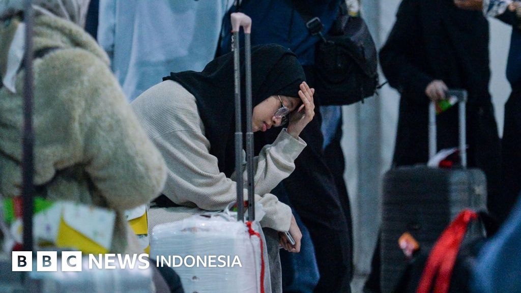 22 WNI dievakuasi dari Iran tiba di Bandara Internasional Soekarno-Hatta, membawa cerita mencekam tentang ketegangan regional dan guncangan 'bom'.