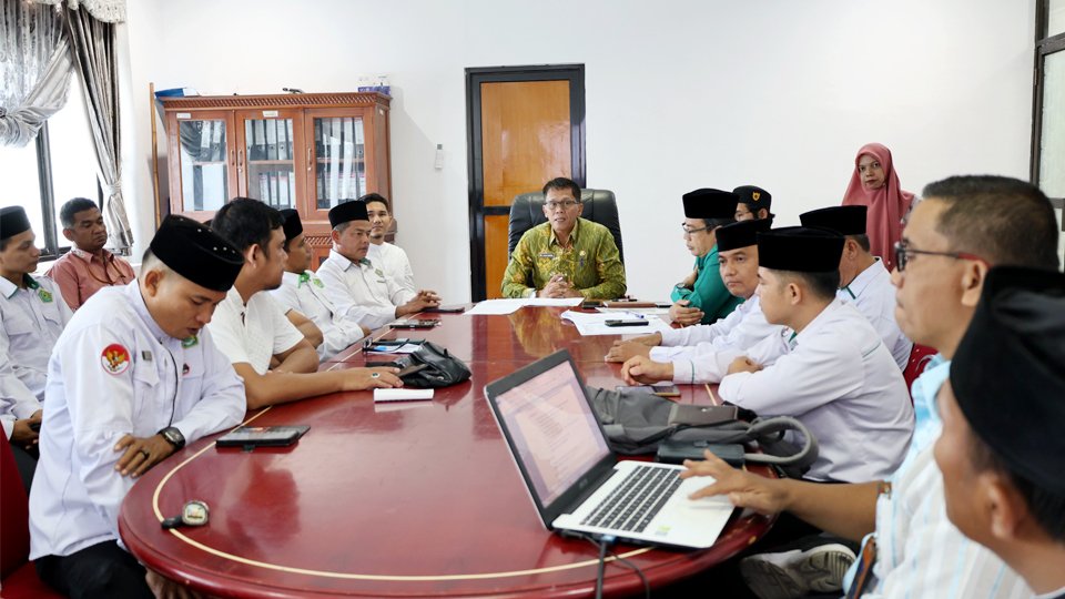 Kemeriahan pawai takbir keliling di Indonesia saat malam Idul Fitri, serupa dengan Festival Takbir Keliling perdana yang akan digelar Pemko Pariaman.