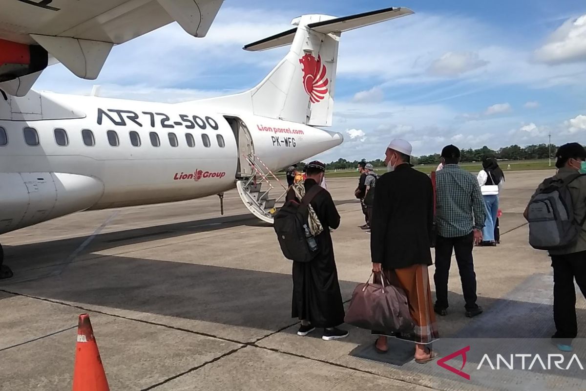 Suasana ramai di area kedatangan dan keberangkatan Bandara Sultan Aji Muhammad Sulaiman Sepinggan, Balikpapan, selama puncak arus balik Idul Fitri 1447 H.
