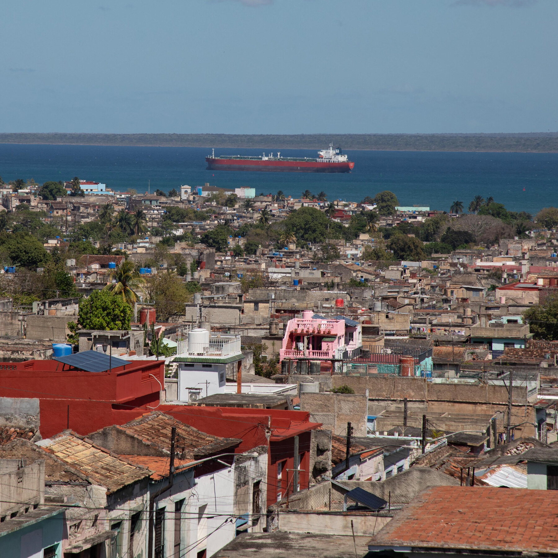 Gedung Putih mengumumkan penyesuaian kebijakan pengiriman minyak ke Kuba, beralih ke evaluasi 'kasus per kasus' setelah kedatangan tanker Rusia, menandai pergeseran signifikan dari ancaman blokade sebelumnya.