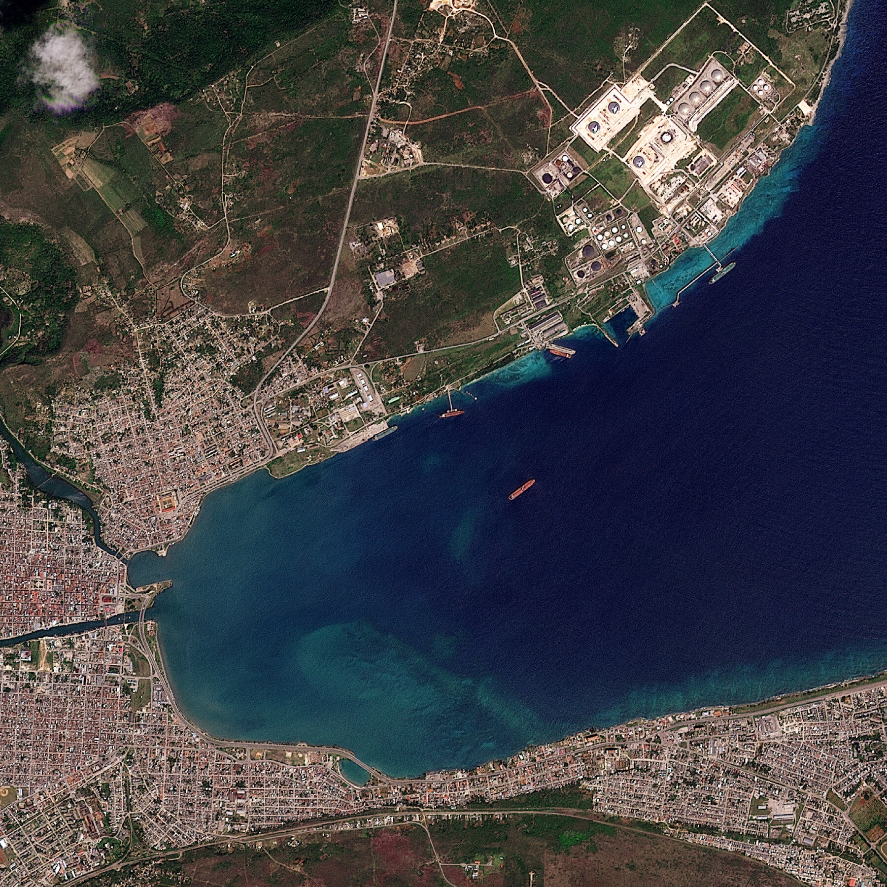 Kapal tanker minyak sedang berlabuh. Kedatangan kapal serupa ke Kuba menandai perubahan signifikan dalam kebijakan luar negeri Amerika Serikat.