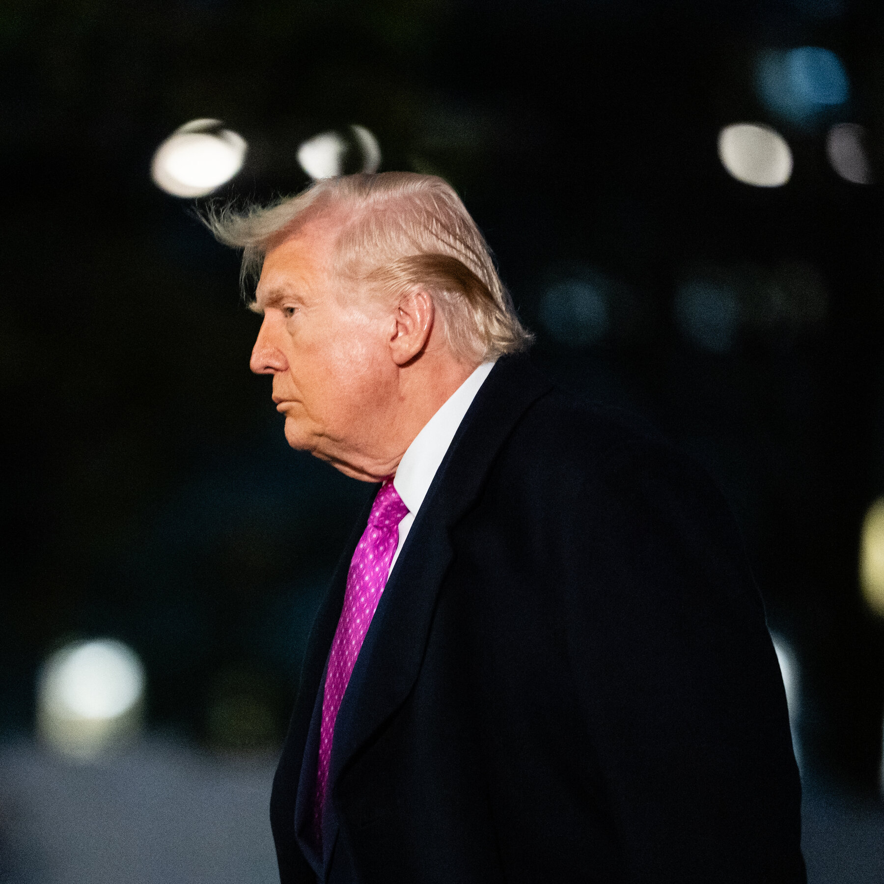 Presiden Donald Trump berbicara di hadapan media, membahas situasi di Iran di tengah klaim kemajuan perundingan dan ancaman serangan militer.