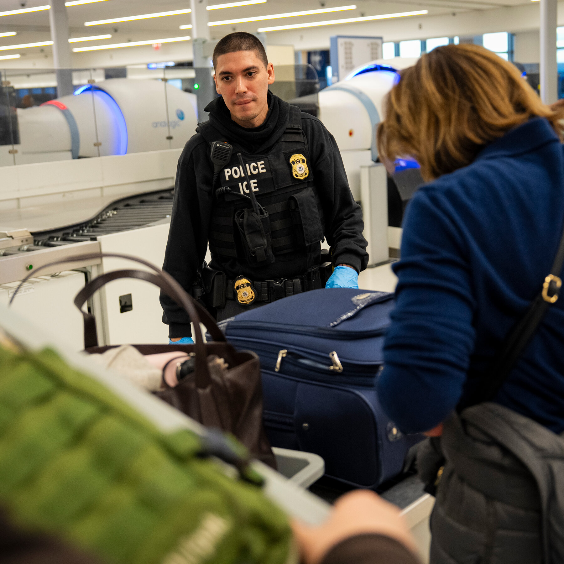 Petugas keamanan bandara berpatroli di tengah ketidakpastian operasional akibat penutupan pemerintah dan perubahan peran agensi.