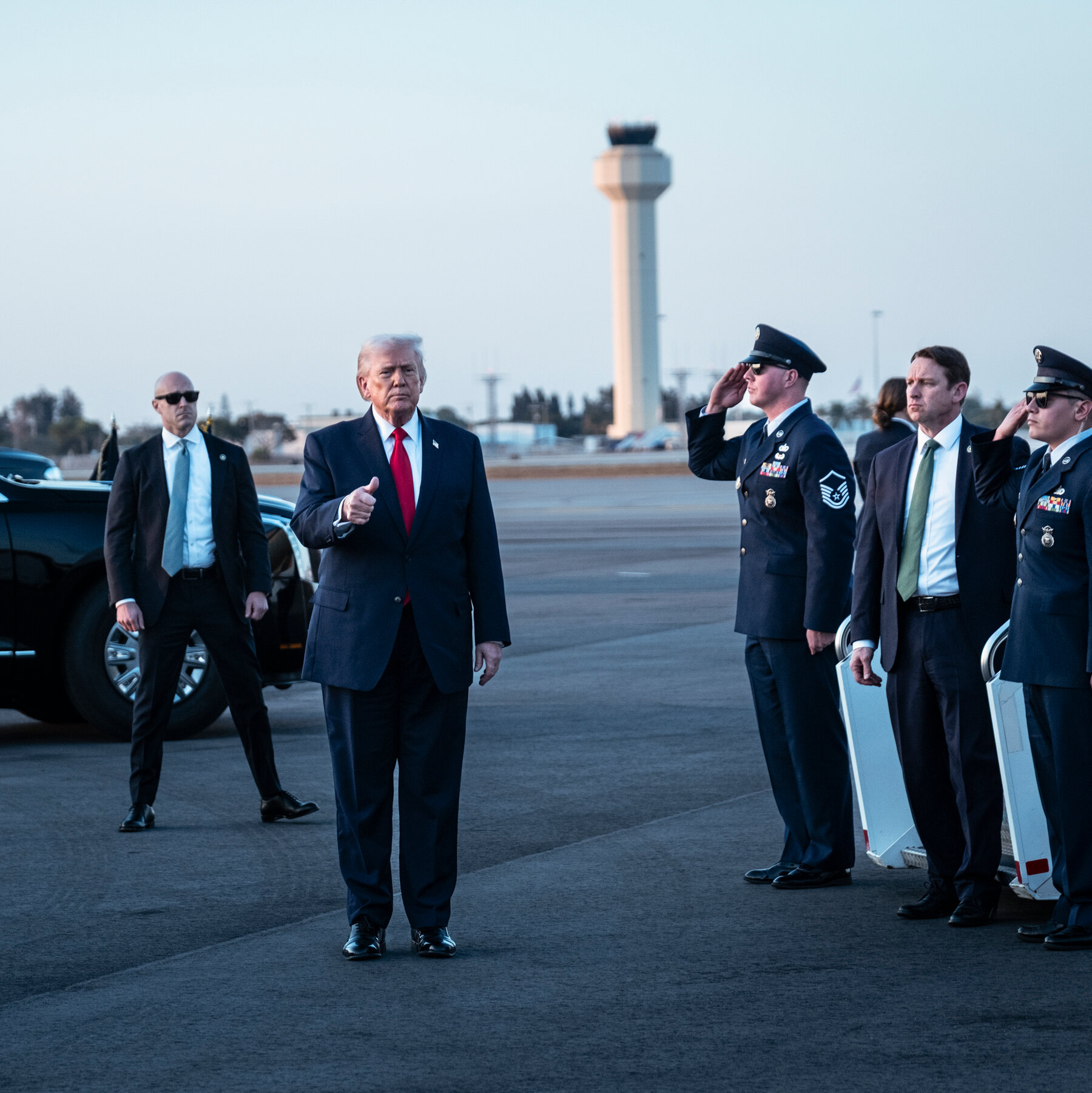 Gubernur Florida Ron DeSantis menandatangani RUU penamaan bandara, sebuah langkah yang memicu perdebatan luas terkait politisasi infrastruktur publik.