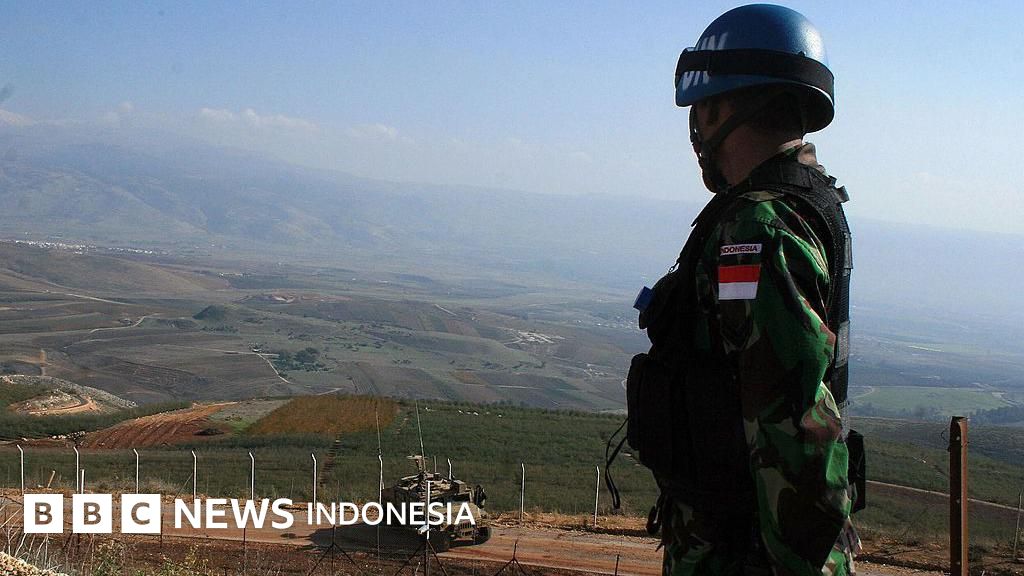 Prajurit TNI yang tergabung dalam Pasukan Perdamaian PBB (UNIFIL) sedang berpatroli di Lebanon.