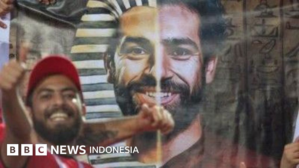 Anak-anak di Nagrig, Mesir, mengenakan kaus Mohamed Salah, bukti nyata dampak sang bintang di kampung halamannya.