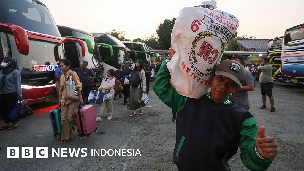 Suasana sepi di terminal atau stasiun saat momen Lebaran 2026 menunjukkan penurunan mobilitas pemudik akibat tekanan ekonomi.