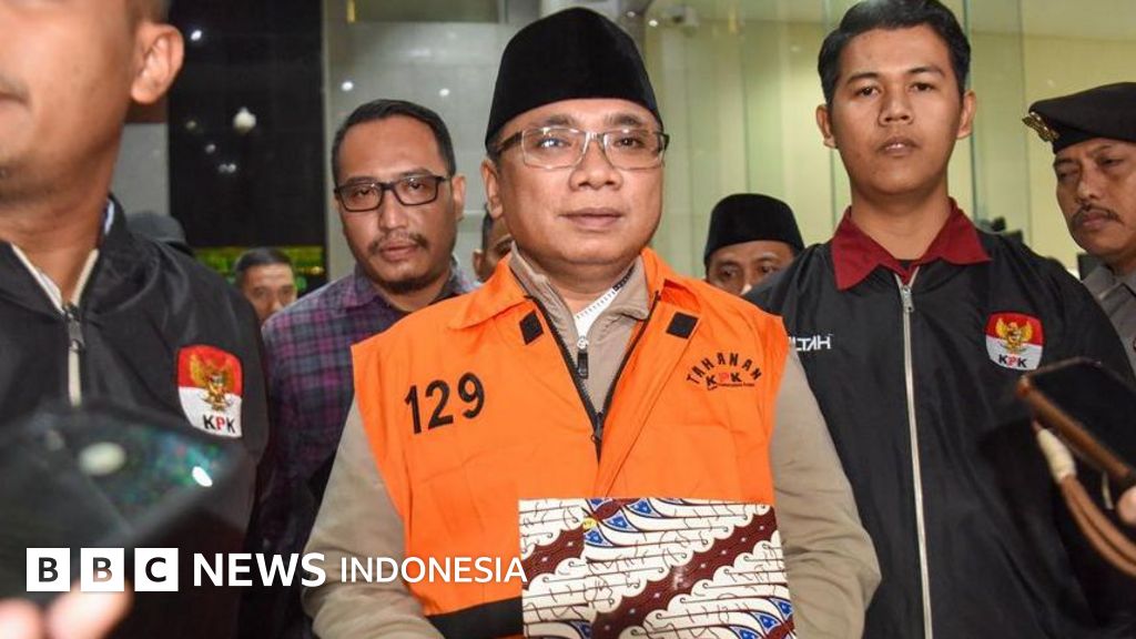 Mantan Menteri Agama Yaqut Cholil Qoumas saat menjalani pemeriksaan di gedung Komisi Pemberantasan Korupsi (KPK) sebelum penahanan resminya.