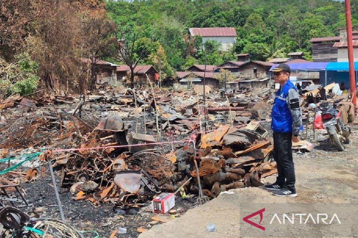 Petugas Dinsos Kaltim menyalurkan bantuan logistik esensial kepada warga penyintas kebakaran di Desa Batu Timbau, Kecamatan Batu Ampar, Kutai Timur.