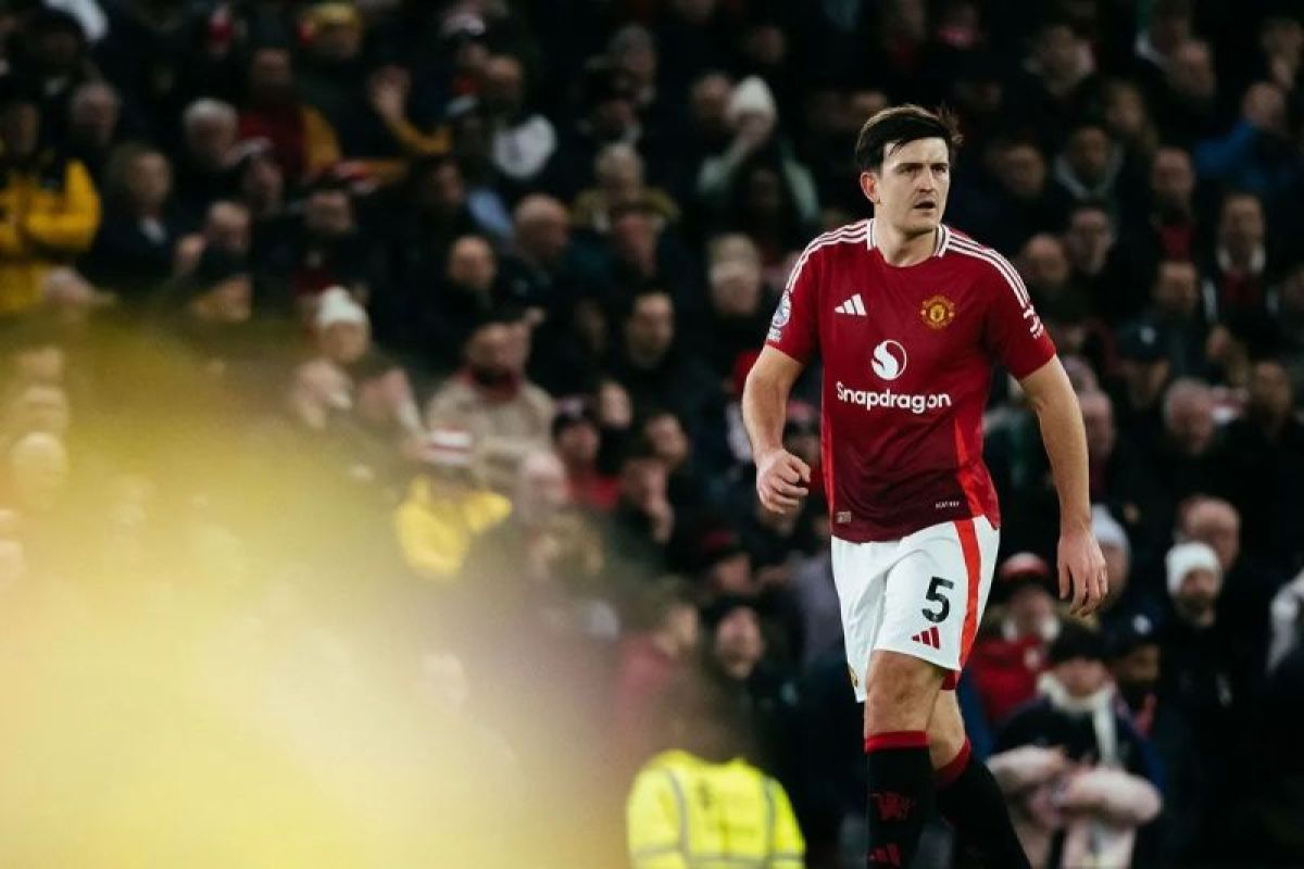 Harry Maguire dalam balutan seragam Manchester United beraksi di lapangan. Bek berusia 32 tahun ini dikabarkan akan mendapatkan perpanjangan kontrak setelah menunjukkan kebangkitan performa.