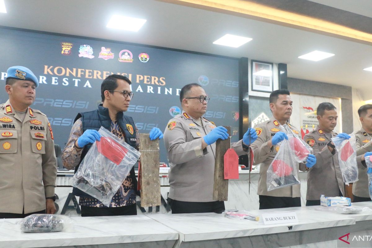 Petugas kepolisian melakukan olah TKP di lokasi penemuan bagian tubuh korban mutilasi di Samarinda.