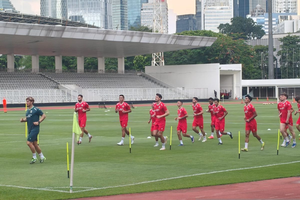 Tim Nasional Indonesia memulai sesi latihan perdana di Stadion Gelora Bung Karno, Jakarta, sebagai bagian dari persiapan jelang laga FIFA Series kontra St. Kitts & Nevis. Latihan intensif ini dipimpin staf pelatih untuk mematangkan strategi dan fisik pemain.