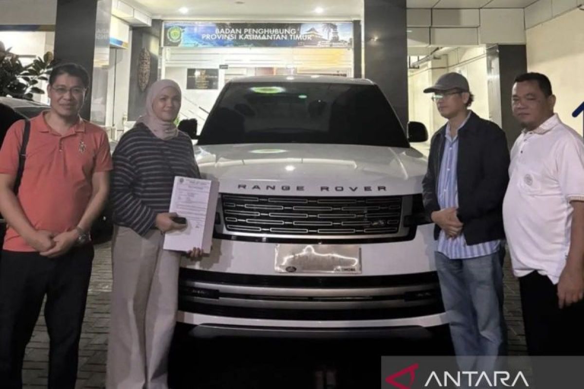 Kendaraan dinas pejabat, seperti SUV mewah, seringkali menjadi sorotan dalam konteks efisiensi anggaran dan transparansi publik.