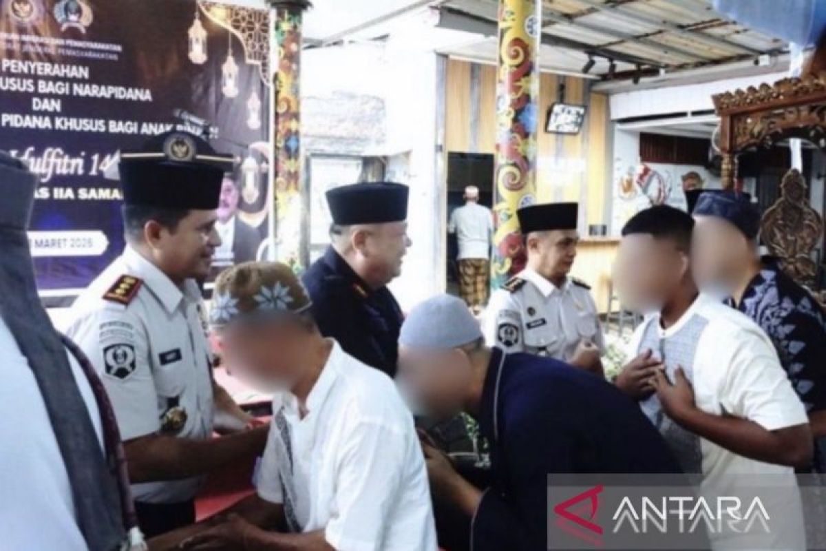 Sejumlah warga binaan di salah satu lembaga pemasyarakatan mengikuti kegiatan keagamaan. Momen Idul Fitri menjadi harapan bagi mereka yang menerima remisi.